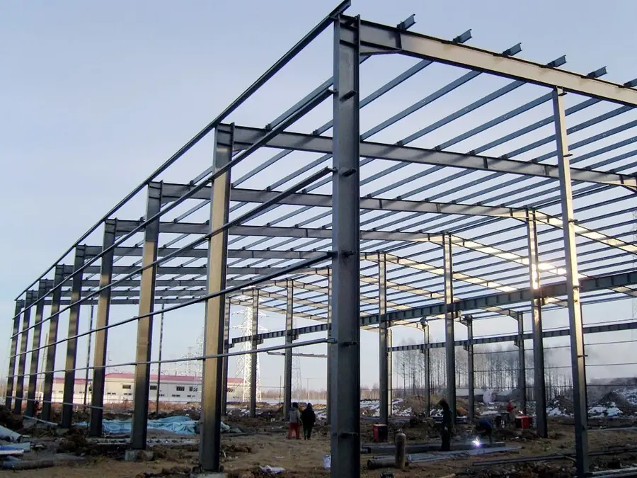 Structure métallique d'un bâtiment en construction, illustration